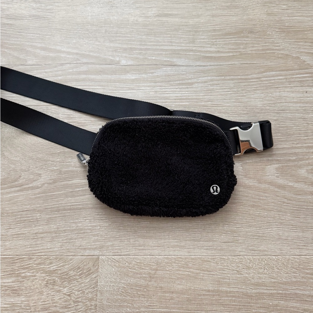 lululemon athletica Black Fleece Belt Bag